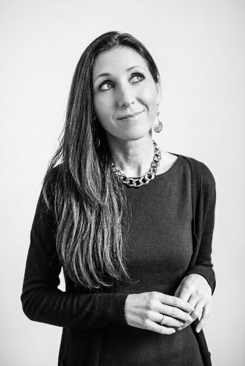 Elisabetta Maurutto in un ritratto in bianco e nero, con lo sguardo rivolto verso l'alto
